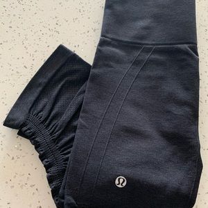 Black seamless lululemon cropped leggings